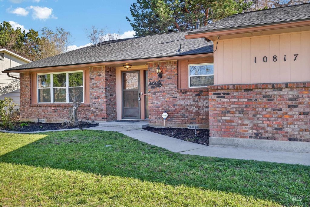 Photo of 10817 W Ashburton Drive, Boise, ID 83709 (MLS # 98978926)