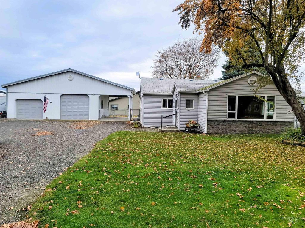 Photo of 3719 16th St, Lewiston, ID 83501 (MLS # 98967847)