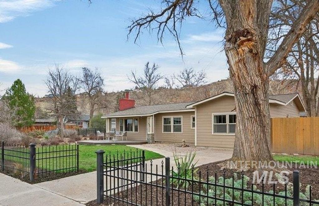 Photo of 506 N Hillview Drive, Boise, ID 83712 (MLS # 98977626)