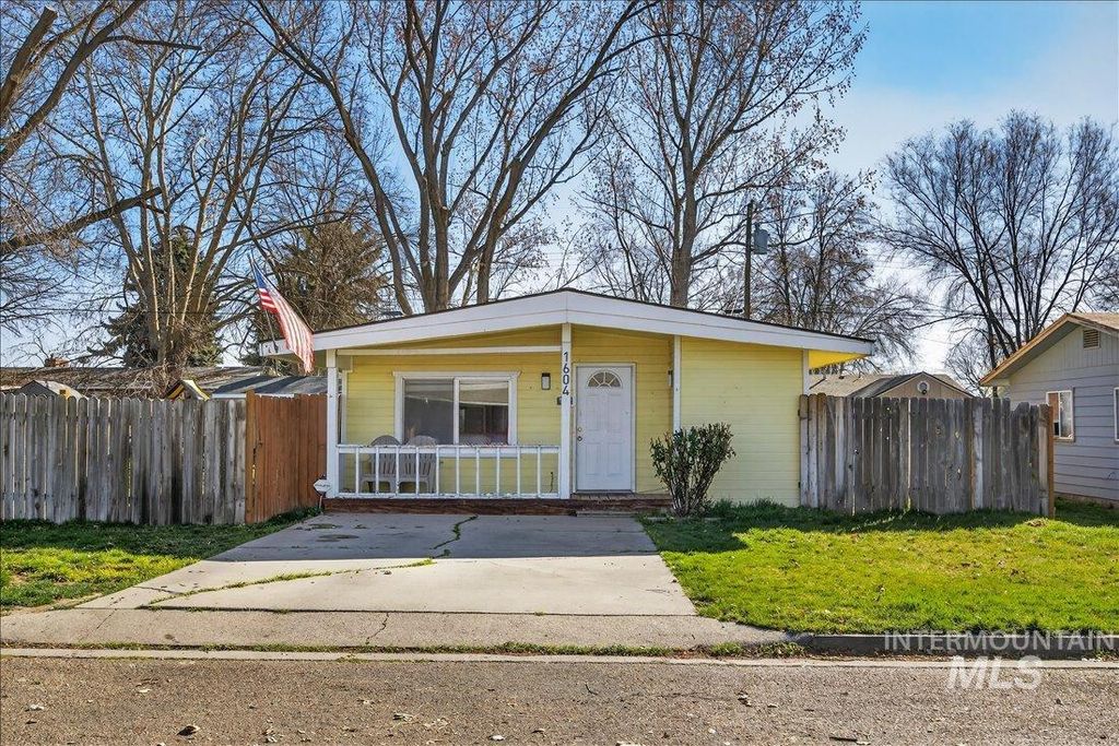 Photo of 1604 N. Plateau Ave, Caldwell, ID 83605 (MLS # 98978636)