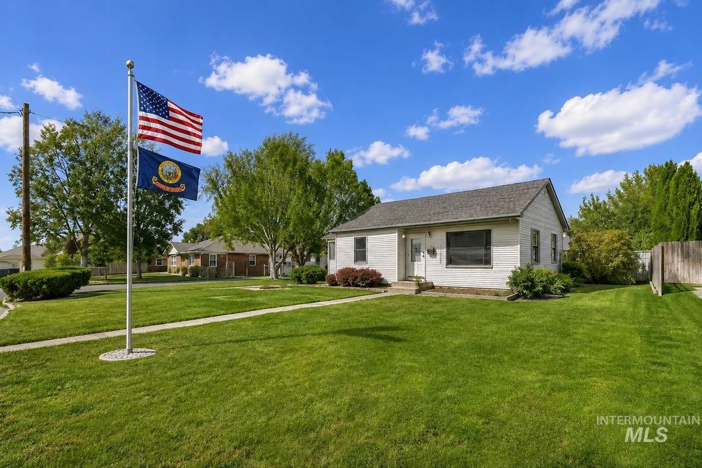Photo of 830 N 9 Th AVE, Buhl, ID 83316 (MLS # 98986710)
