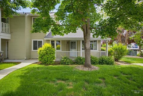 Photo of 433 W W State St, Eagle, ID 83616 (MLS # 98987306)