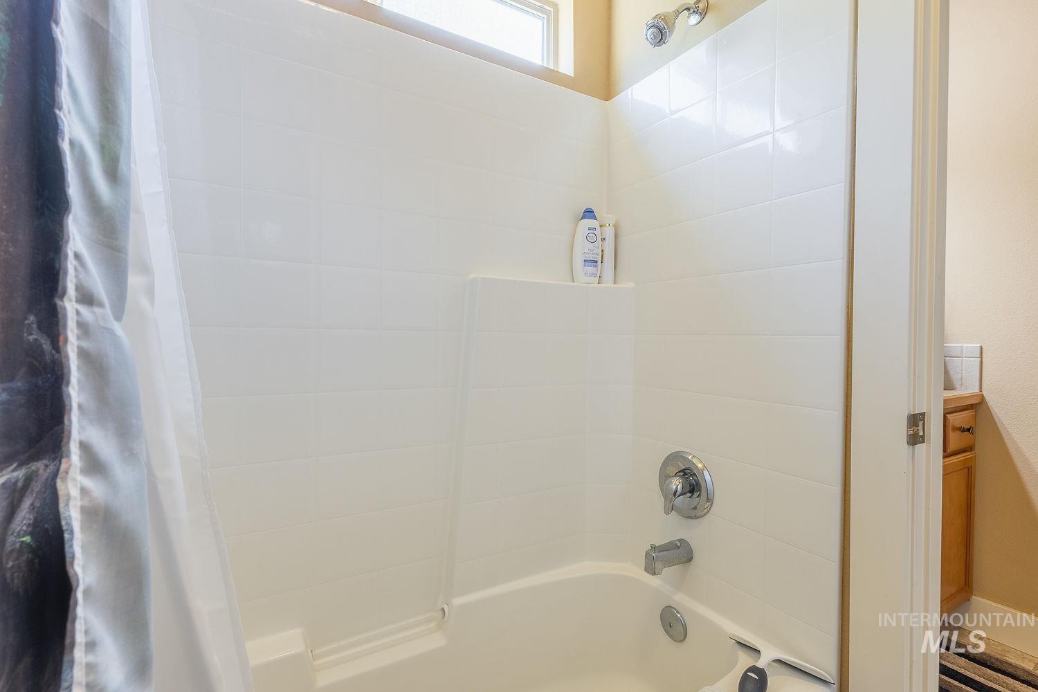 Full bath with shower / tub combo