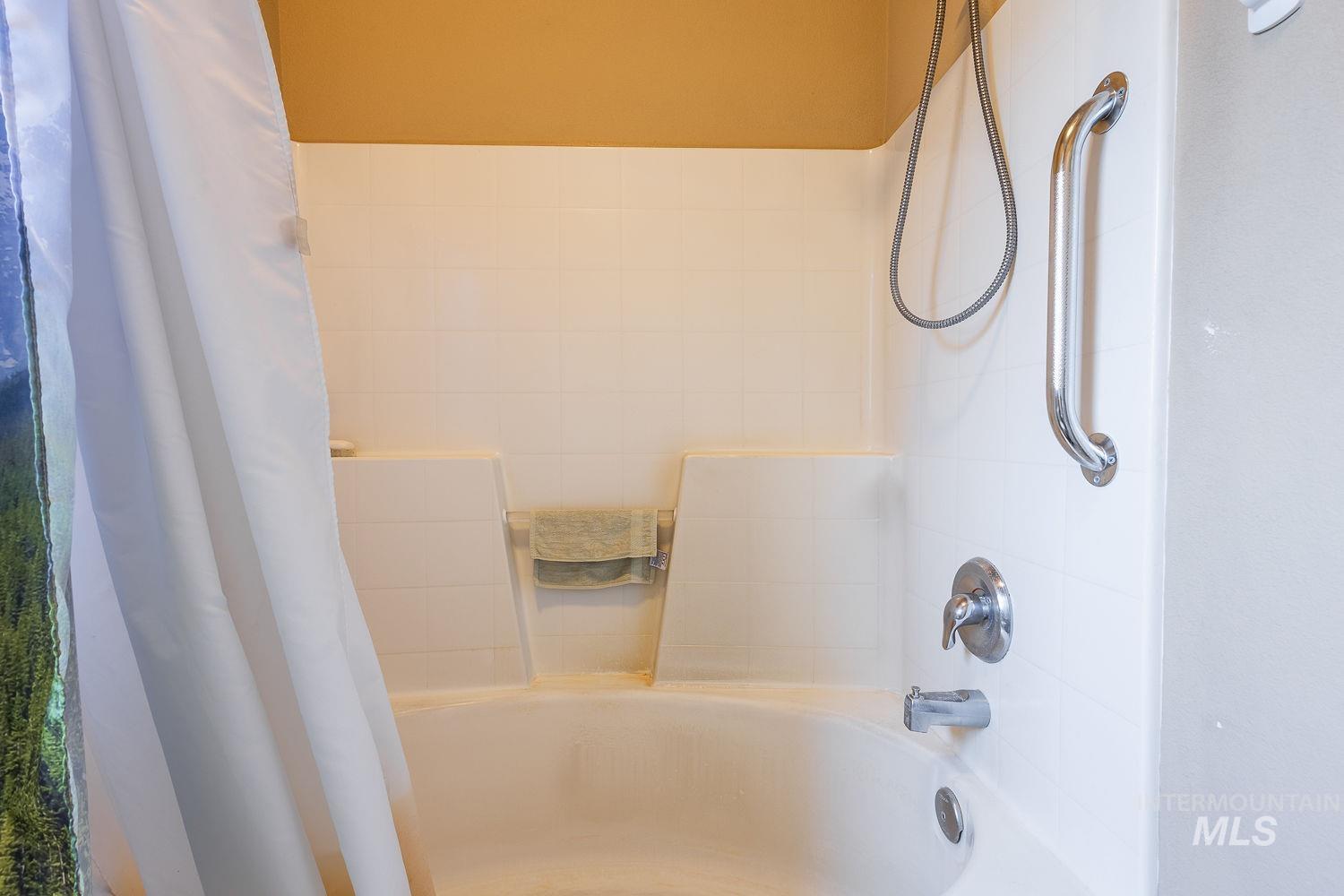 Full bath with shower / tub combo