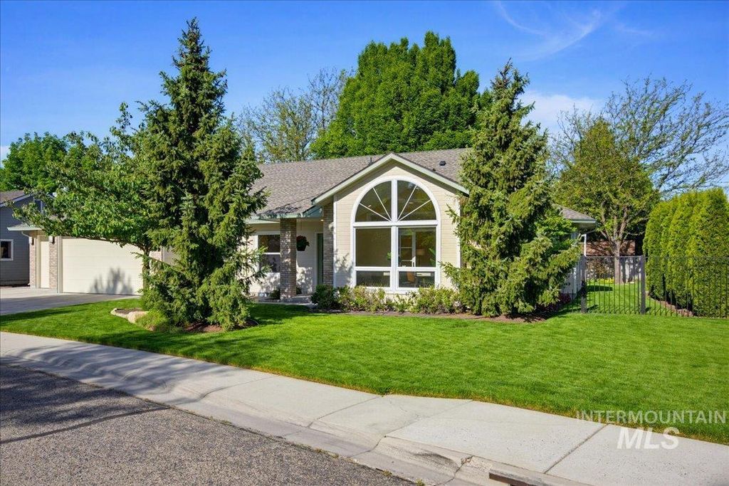 Photo of 5491 N Crimson Way, Boise, ID 83703 (MLS # 98986115)