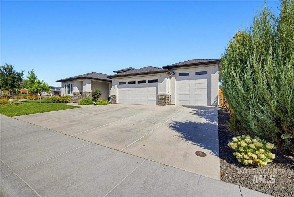 Photo of 1294 W Tenzing Ct, Nampa, ID 83686 (MLS # 98999541)