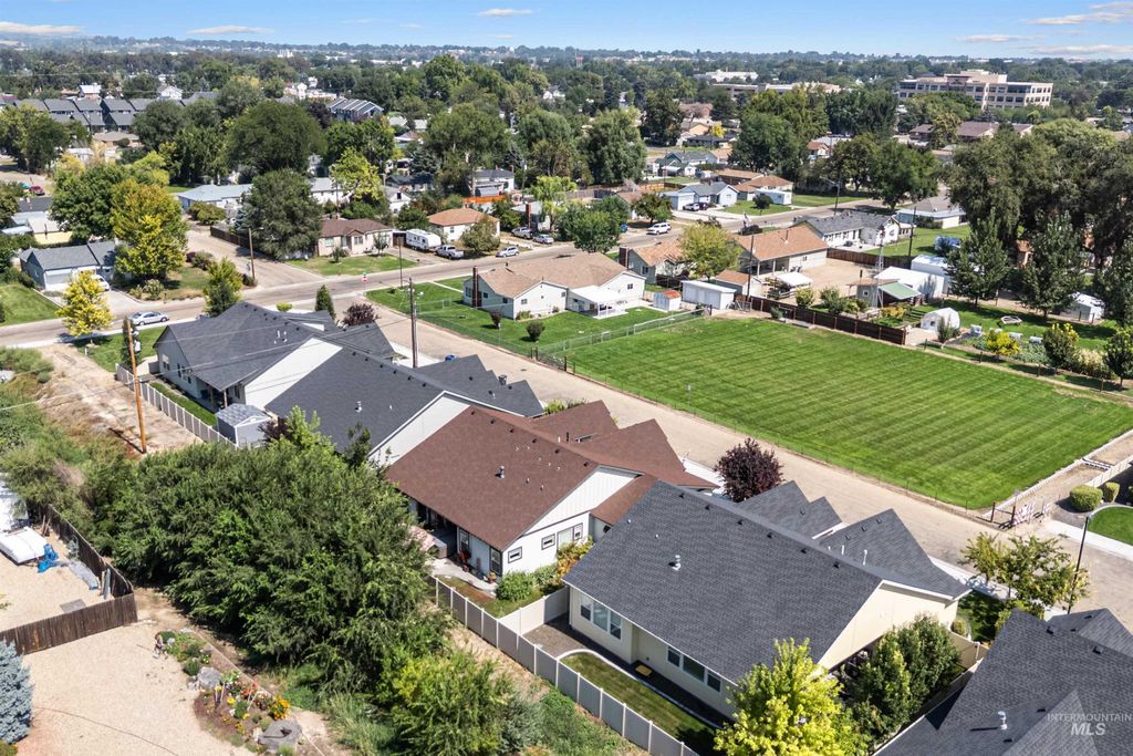 Photo of 2118 Sunset Ave, Caldwell, ID 83605 (MLS # 98975303)