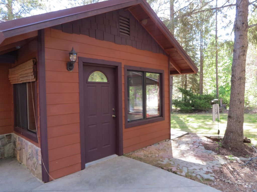 Photo of 47 Shilo Dr, Garden Valley, ID 83622 (MLS # 98990729)
