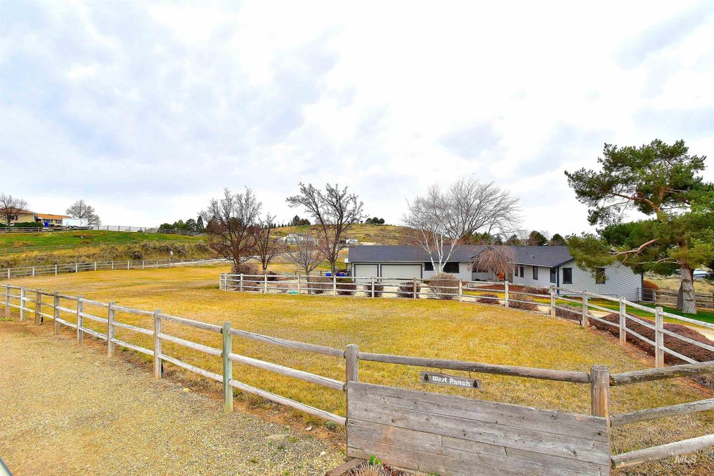 Photo of 5035 Willow Creek, Eagle, ID 83616 (MLS # 98977114)