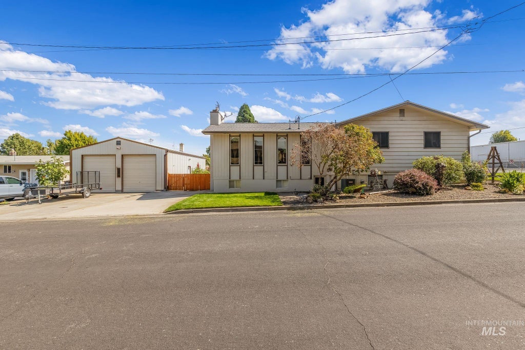 Photo of 1231 Airway Ave, Lewiston, ID 83501 (MLS # 99001260)