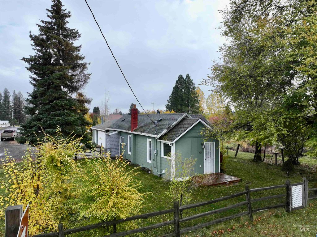 Photo of 522 Ellis Ave, Winchester, ID 83555 (MLS # 98967334)