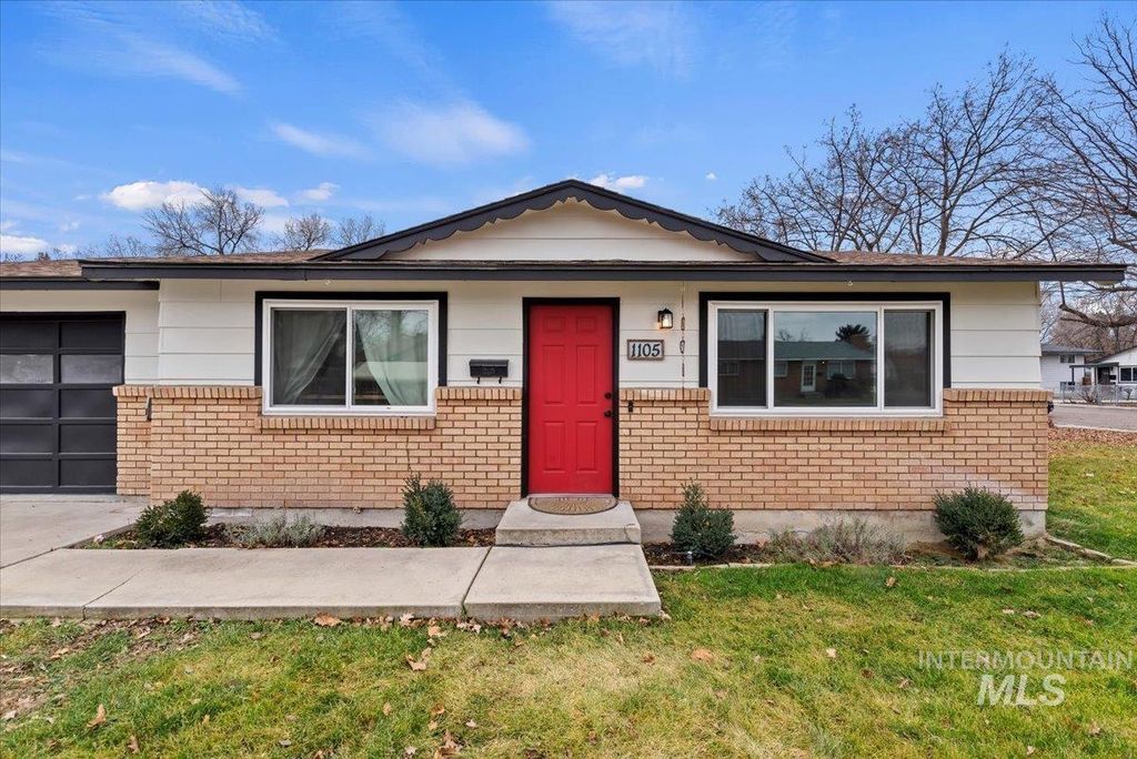 Photo of 1105 E Roosevelt Ave, Nampa, ID 83686 (MLS # 98972432)
