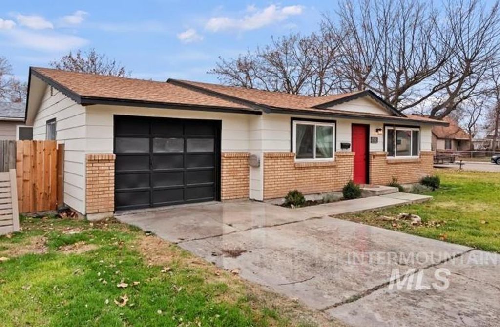 Photo of 1105 E Roosevelt Ave, Nampa, ID 83686 (MLS # 98972432)
