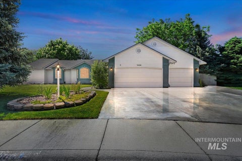 Photo of 1205 Walnut Creek Ct, Nampa, ID 83686 (MLS # 98990211)