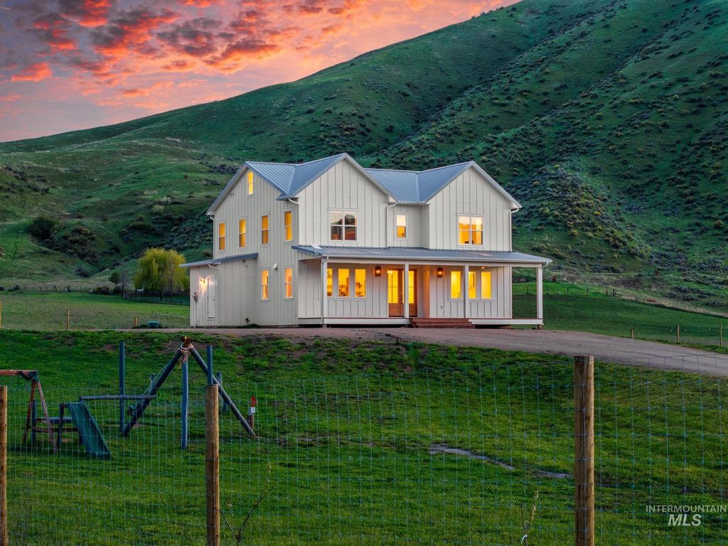 Photo of 47 Faull Ranch Dr, Horseshoe Bend, ID 83629 (MLS # 98982450)