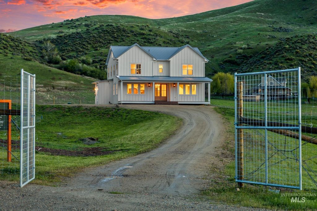 Photo of 47 Faull Ranch Dr, Horseshoe Bend, ID 83629 (MLS # 98982450)