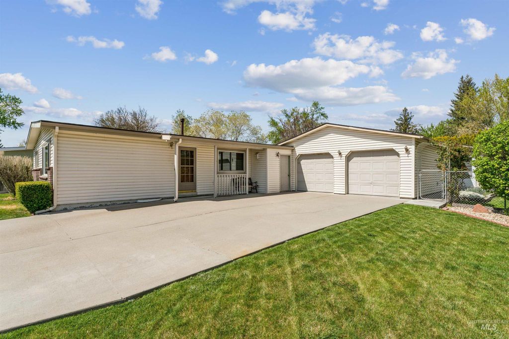 Photo of 1045 E 14th N, Mountain Home, ID 83647 (MLS # 98983274)