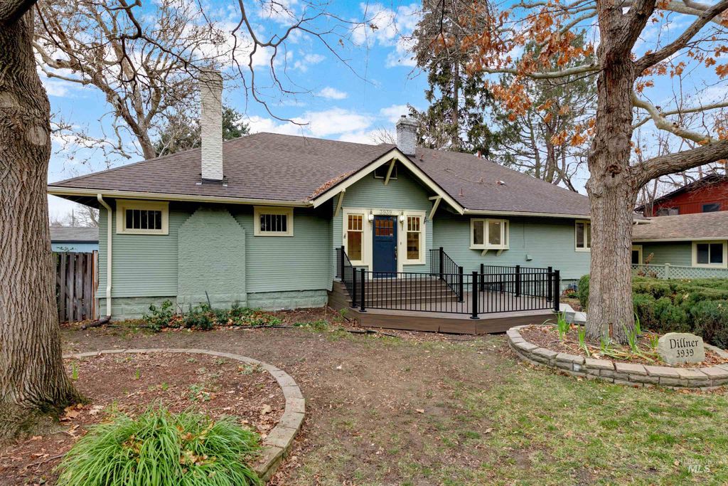 Photo of 3939 N Oak Park Place, Boise, ID 83703 (MLS # 98972661)