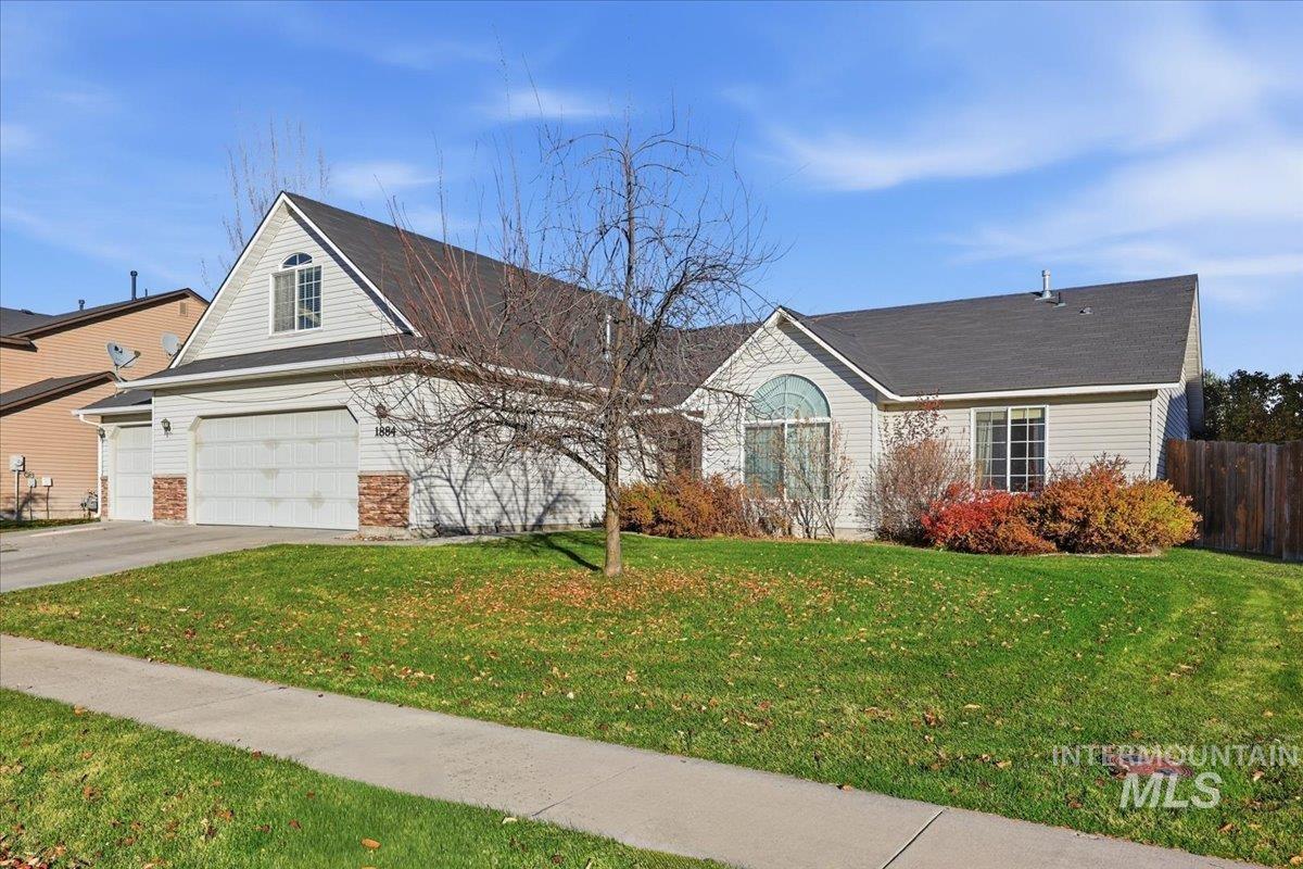 View of front of house with a garage and driveway