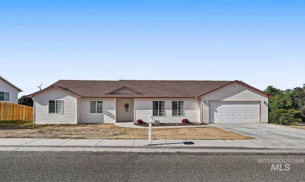 Photo of 880 S Iowa Ave, Payette, ID 83661 (MLS # 99003797)