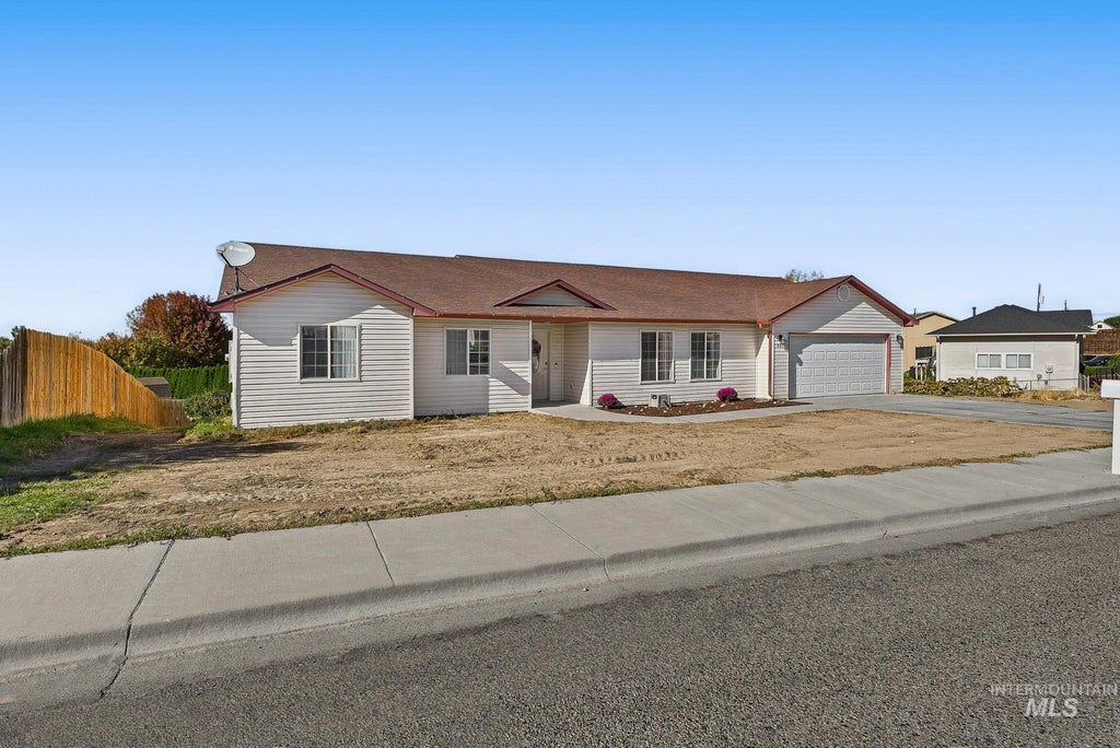 Photo of 880 S Iowa Ave, Payette, ID 83661 (MLS # 99003797)