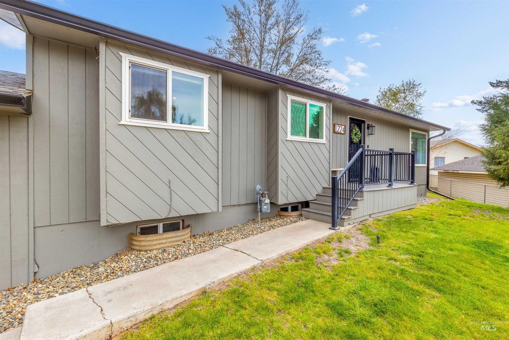 Photo of 1224 Court, Clarkston, WA 99403 (MLS # 98982812)