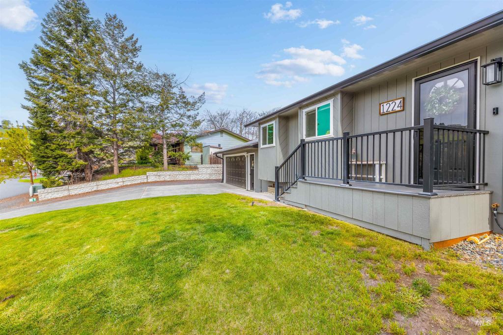 Photo of 1224 Court, Clarkston, WA 99403 (MLS # 98982812)