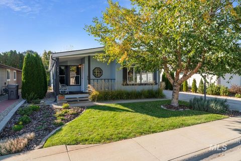 Photo of 5477 Willowcrest Pl, Garden City, ID 83714 (MLS # 98964342)