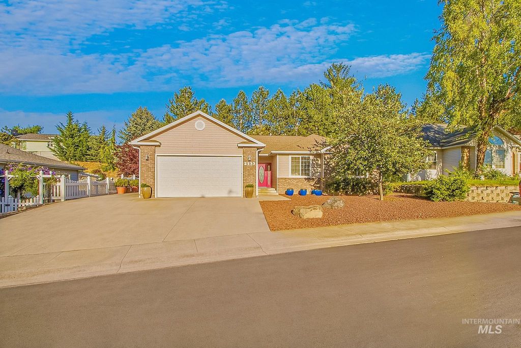 Photo of 2133 13th St, Lewiston, ID 83501 (MLS # 98985274)