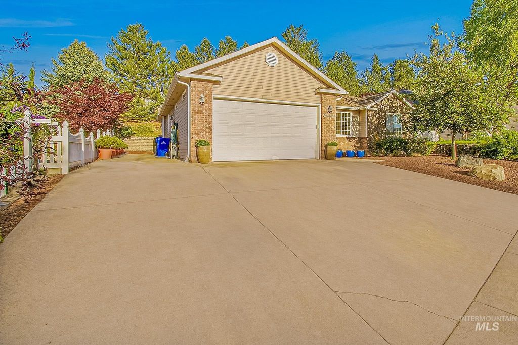 Photo of 2133 13th St, Lewiston, ID 83501 (MLS # 98985274)