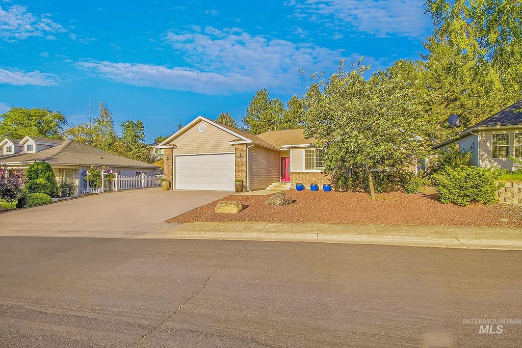 Photo of 2133 13th St, Lewiston, ID 83501 (MLS # 98985274)