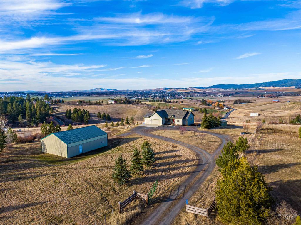 Photo of 1031 Prairie Ln, Moscow, ID 83843 (MLS # 98974263)