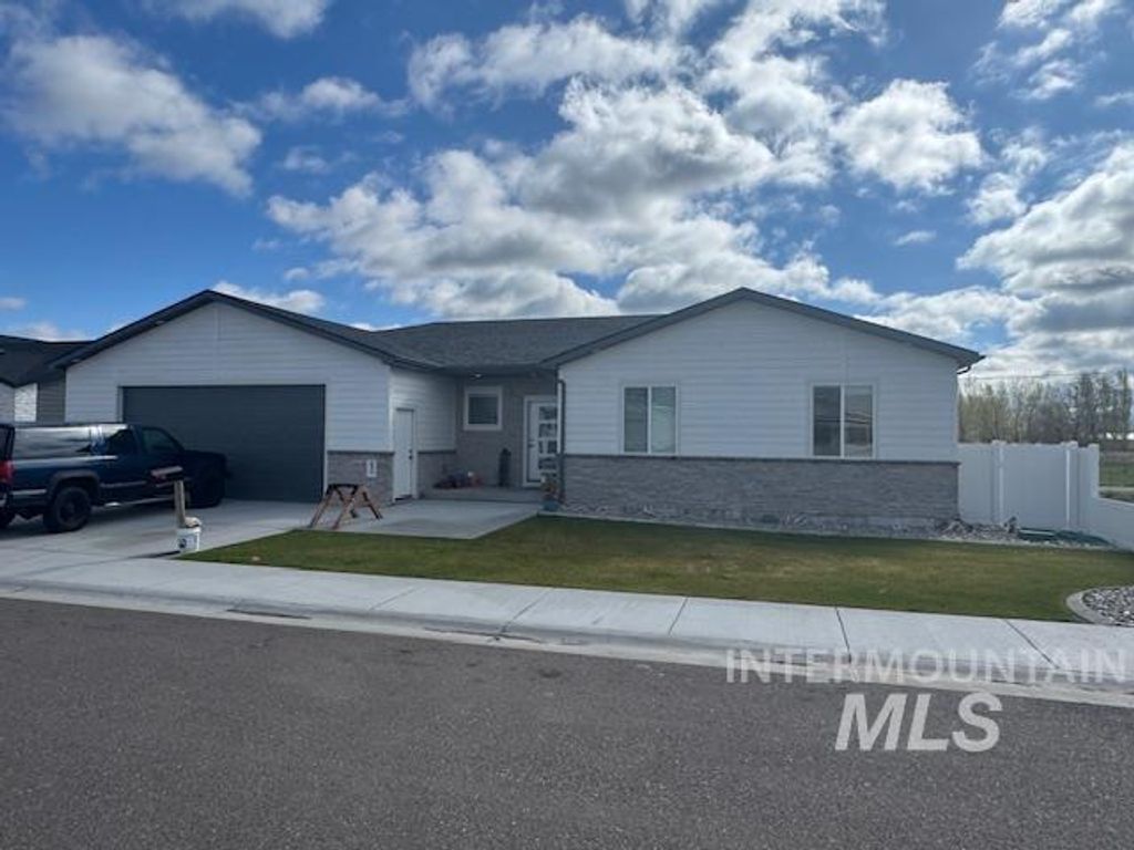 Photo of 830 Salmon Dr, Heyburn, ID 83336 (MLS # 98982052)