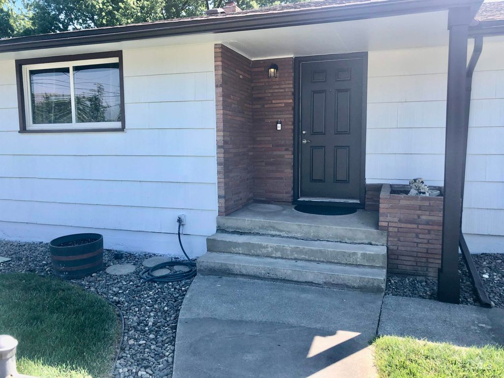 Photo of 1225 Boston, Clarkston, WA 99403 (MLS # 98985981)
