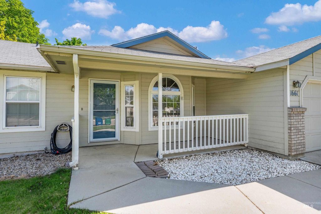 Photo of 1661 E Pineridge Drive, Boise, ID 83716 (MLS # 98985172)
