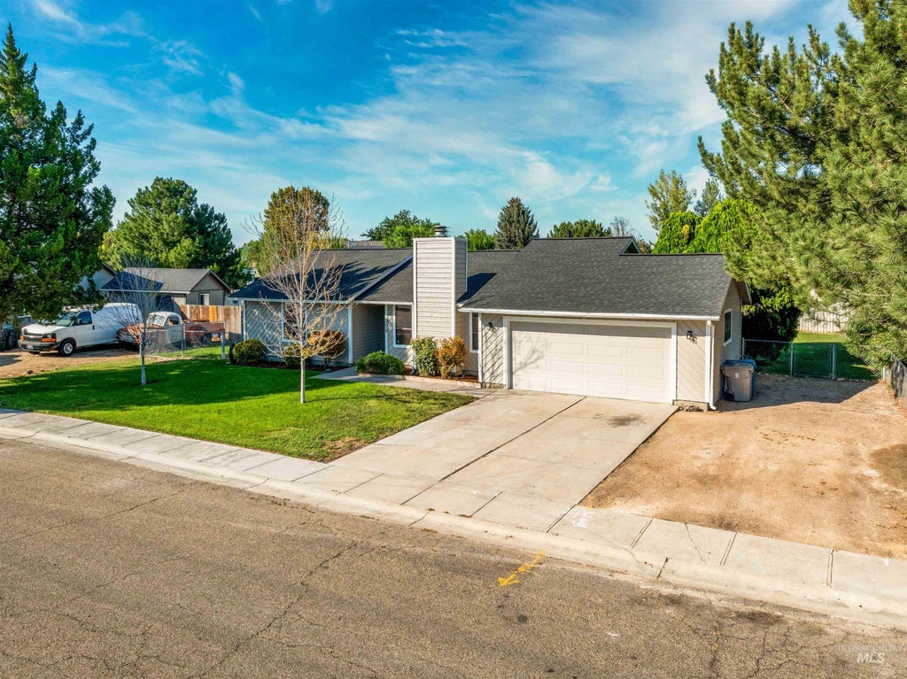 Photo of 300 Meadowbrook Dr, Nampa, ID 83686 (MLS # 98997515)