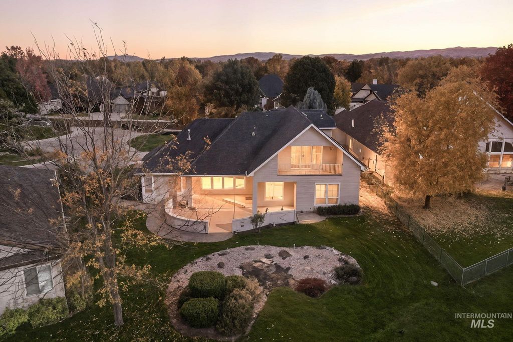 Photo of 1007 W Oakhampton Dr, Eagle, ID 83616 (MLS # 98965422)