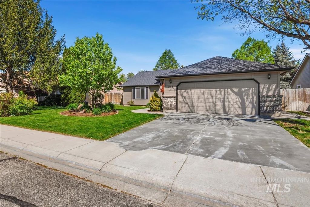 Photo of 802 N Echohawk Way, Eagle, ID 83616 (MLS # 98984378)