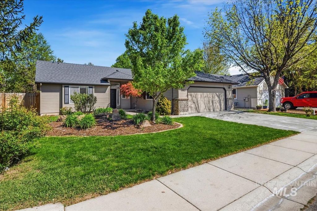 Photo of 802 N Echohawk Way, Eagle, ID 83616 (MLS # 98984378)