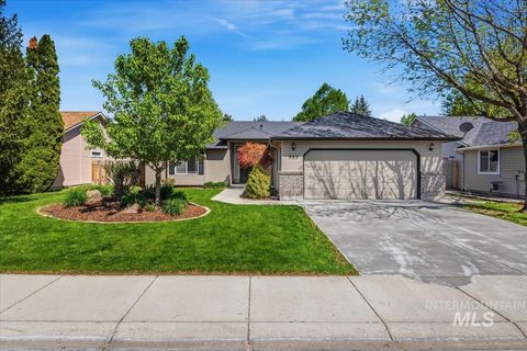 Photo of 802 N Echohawk Way, Eagle, ID 83616 (MLS # 98984378)