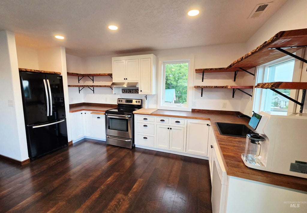 Photo of 1330 Birch Ave, Lewiston, ID 83501 (MLS # 98999868)