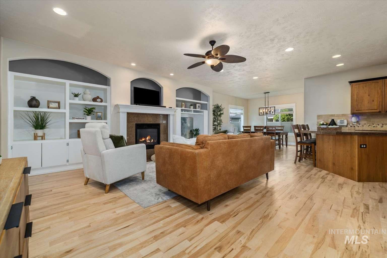 853 W Mountain Ash Loop