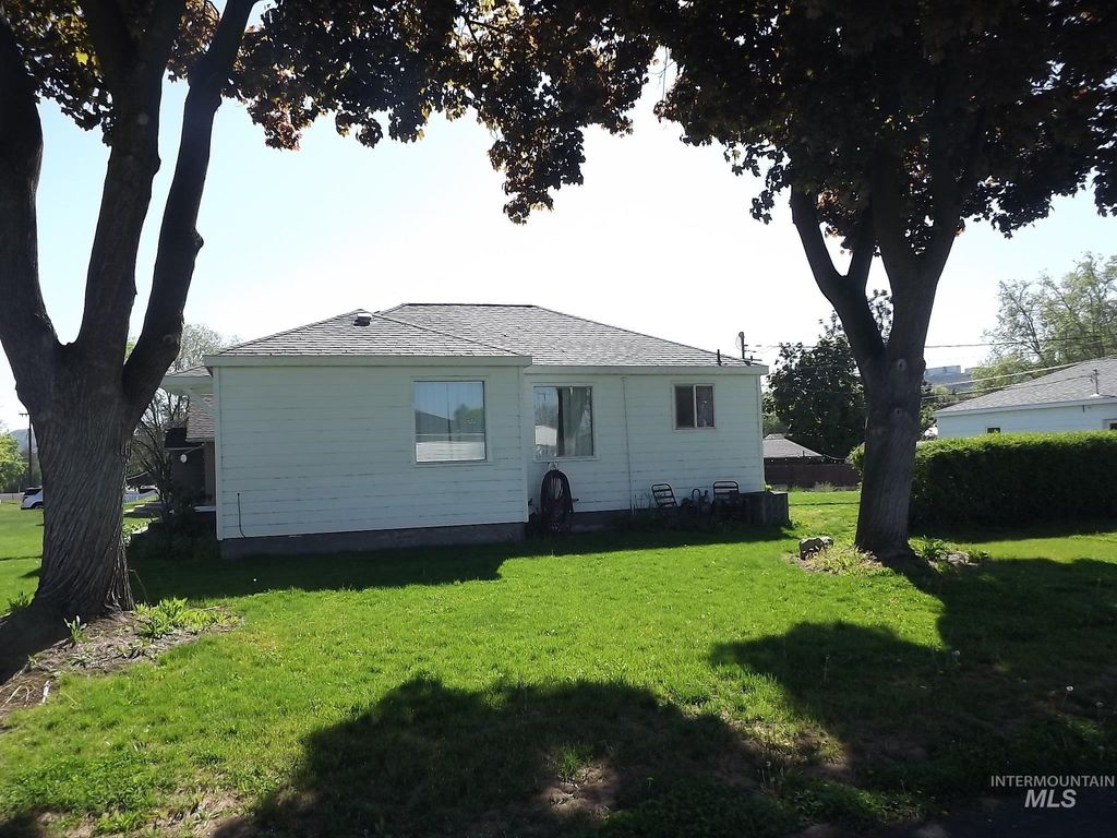 Photo of 1804 10th Avenue, Lewiston, ID 83501 (MLS # 98984766)