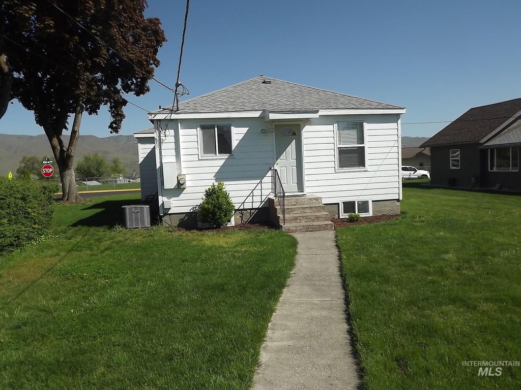 Photo of 1804 10th Avenue, Lewiston, ID 83501 (MLS # 98984766)