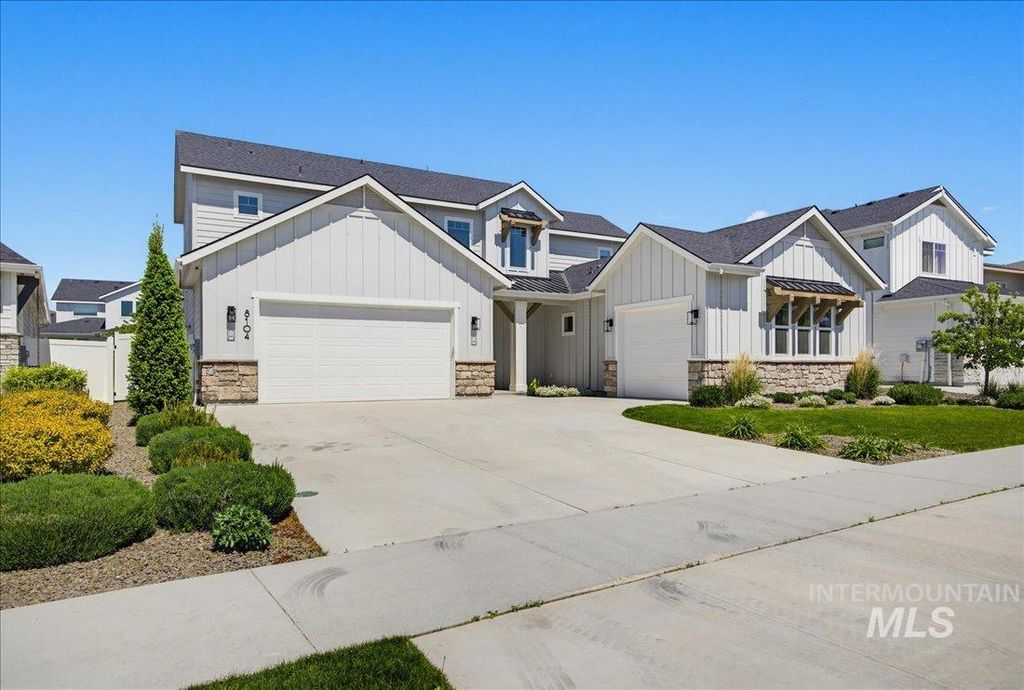 Photo of 8104 W Brooks Drive, Boise, ID 83714 (MLS # 98985383)