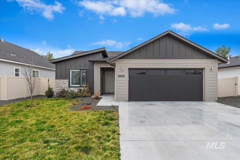 Photo of 3949 N Amberwood Ave, Meridian, ID 83646 (MLS # 98976527)