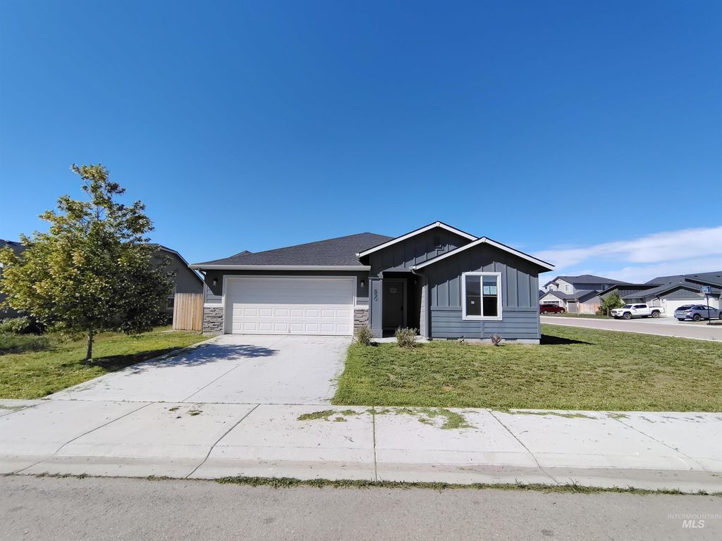 Photo of 890 SW Crested St, Mountain Home, ID 83647 (MLS # 98984838)