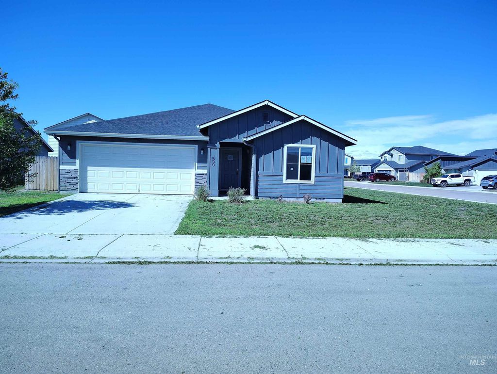 Photo of 890 SW Crested St, Mountain Home, ID 83647 (MLS # 98984838)