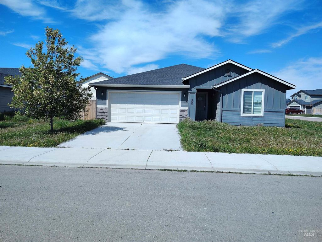 Photo of 890 SW Crested St, Mountain Home, ID 83647 (MLS # 98984838)
