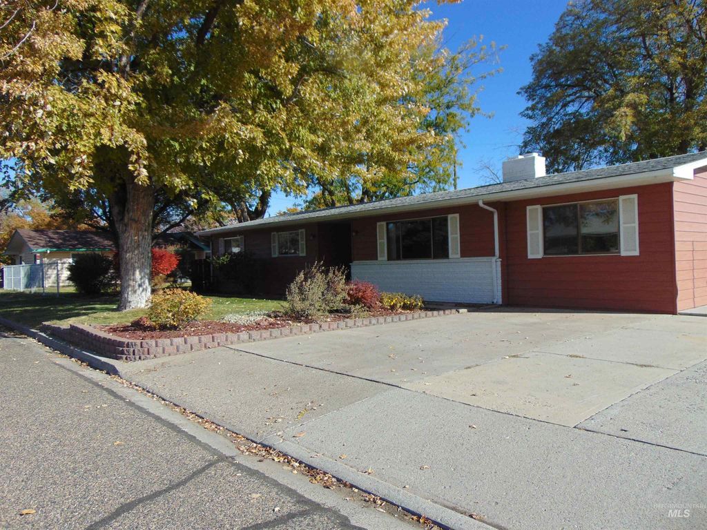 Photo of 332 Sears Drive, Ontario, OR 97914 (MLS # 98966163)